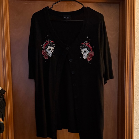 Retro Chic Black Cardigan with Skull and Rose Design - Picture 1 of 4